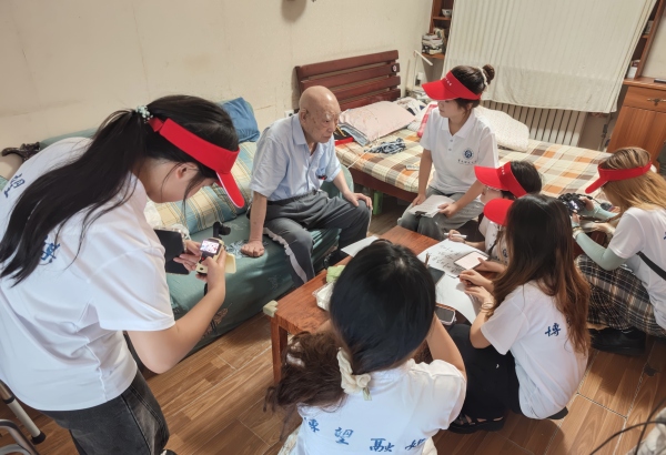 团队实地走访老一辈建校亲历者。BEAT365英国官网供图