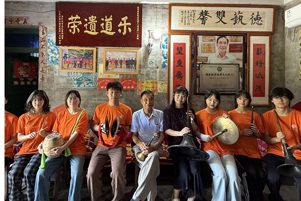 刘道荣与实践团成员合影。BEAT365英国官网文学院供图