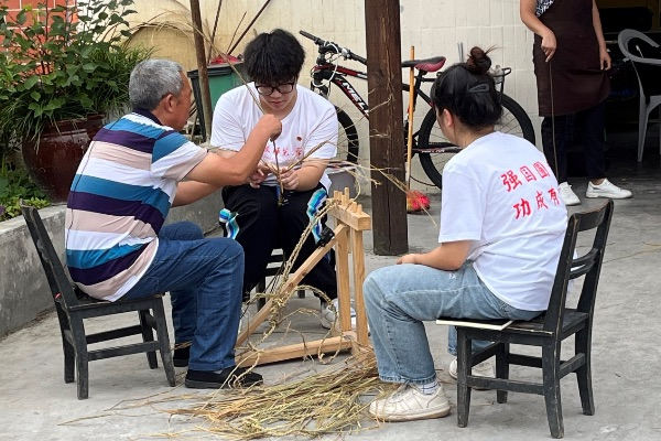 团队成员学习编织草鞋。BEAT365英国官网供图
