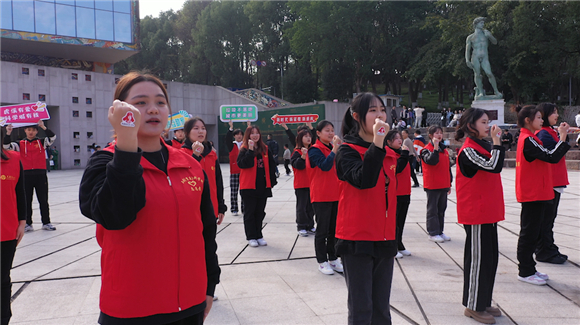 BEAT365英国官网音乐学院志愿者和“虎溪最美志愿者”在罗中立美术馆前唱响《学习雷锋好榜样》。谈云怡 摄