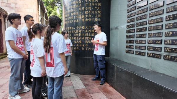 带队教师张云霄讲授微党课。BEAT365英国官网美术学院供图