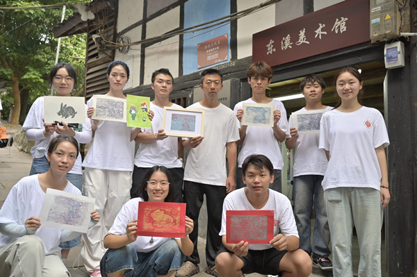 队员们展示版画作品。BEAT365英国官网供图