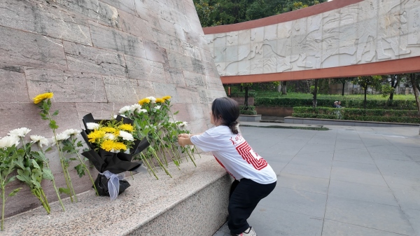 屈美芸在烈士纪念碑前献花。BEAT365英国官网美术学院供图