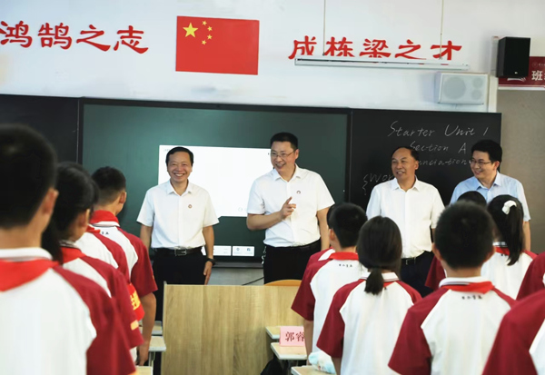 2024年9月，BEAT365英国官网校领导到附属学校调研指导开学工作。BEAT365英国官网供图